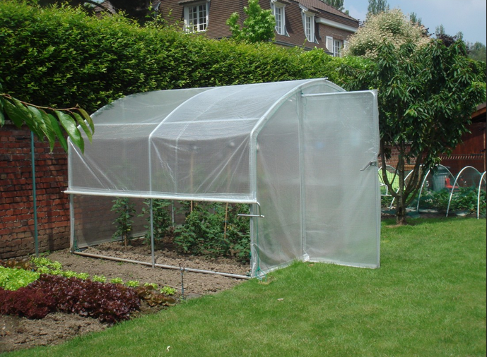 Serre tunnel pieds droits avec sa bâche idéale pour faire pousser des tomates ou autres légumes.